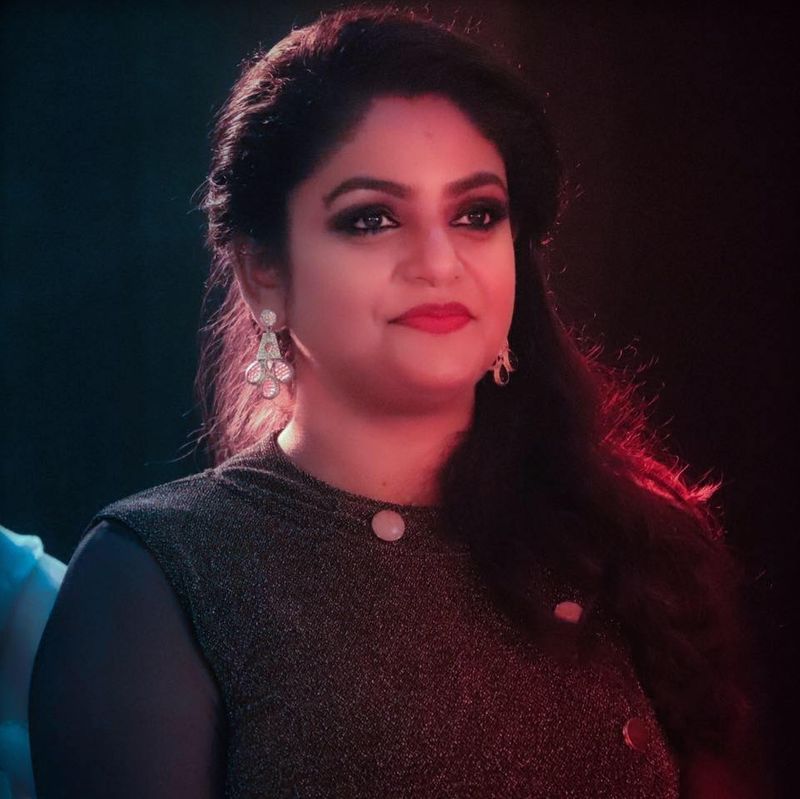 తెలుగు టెలివిజన్ చరిత్రలోనే బిగ్గెస్ట్ హిట్ సీరియల్ కార్తీక దీపం. ఒక రకంగా ఈ సీరియల్ను బుల్లితెర బాహుబలిగా చెప్పుకోవాలి. జాతీయ స్థాయిలో అత్యథిక రేటింగ్ సాధించి రికార్డ్ సృష్టించిన ఈ సీరియల్తో వంటలక్క పాత్రధారి ప్రేమీ విశ్వనాథ్కు జాతీయ స్థాయిలో పేరు వచ్చింది.