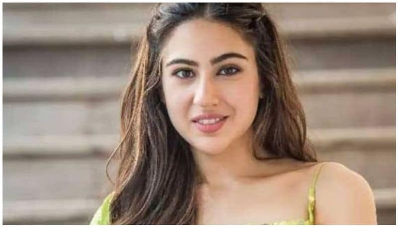 ভ্যান থেকে বেড়িয়ে আসেন জাহ্নবী কাপুর। অমনই পাশ থেকে একজন পাপরাজিৎদের একজন বলে ওঠেন সারাজি সারাজি। 