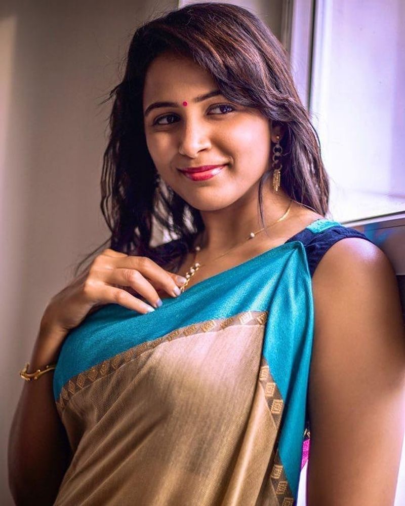 சிவ்லெஸ் ஜாக்கெட் போட்டு கிளைமோர் ஆஹ் இருக்கும் சுபி 