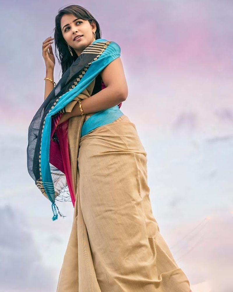 புடவையில் நச்சுனு இருக்கும் சுபி 