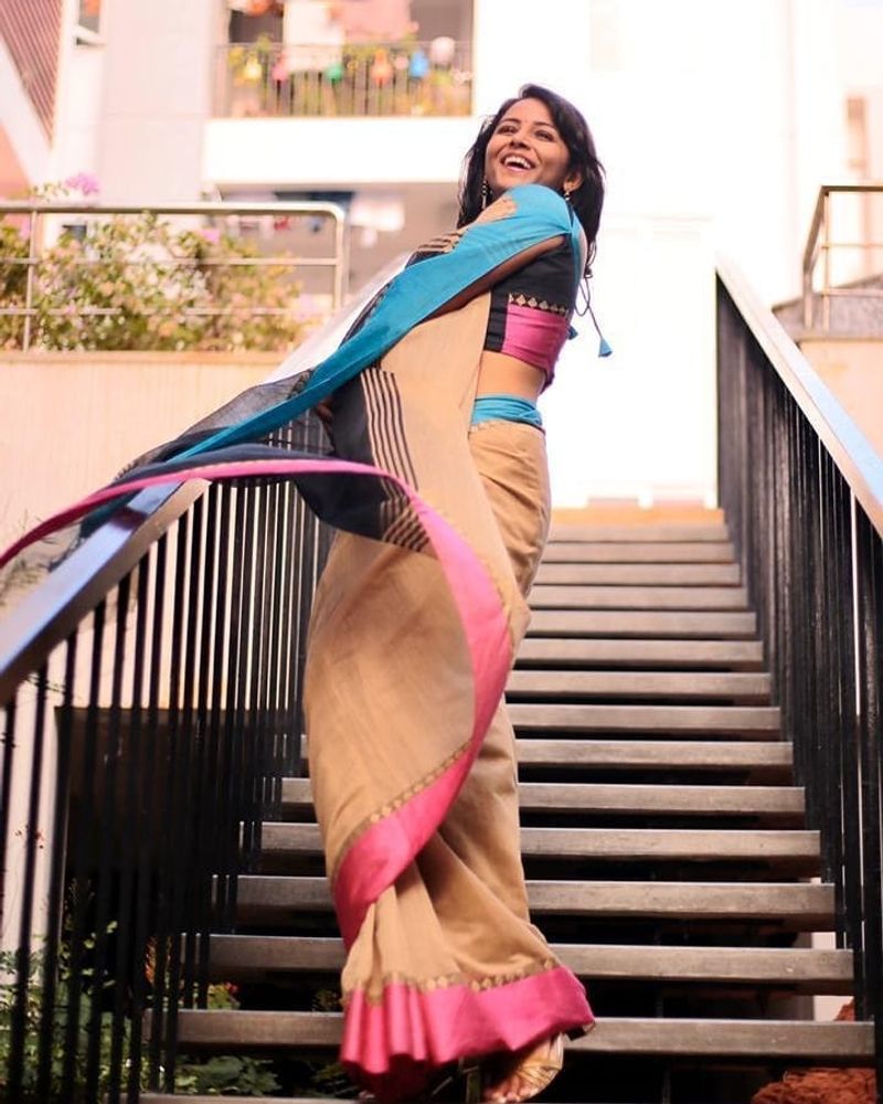 பின்னழகை காமிக்கும் சுபி ஹாட் போட்டோ 