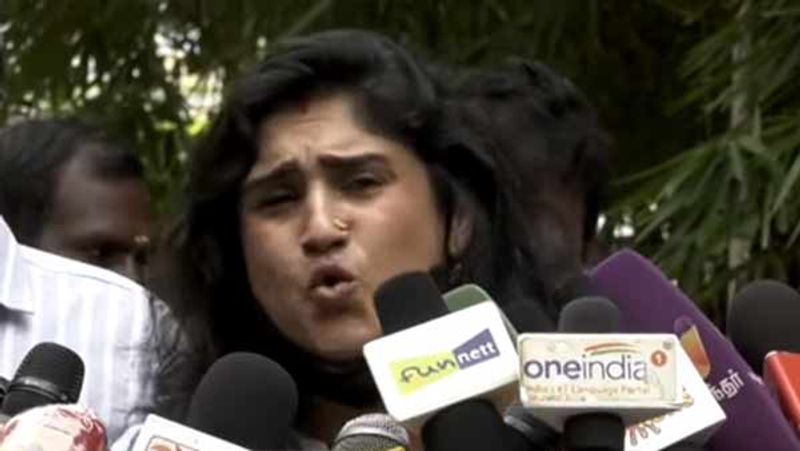 நாஞ்சில் விஜயன் குறித்து விசாரித்த போது, அவர் பெண்களை வைத்து தொழில் செய்பவர் என்பது தெரியவந்ததாகும். இதற்கான அணைத்து ஆதங்களும் தன்னிடம் உள்ளதாக வனிதாவின் லாயர் தெரிவித்துள்ளார். மேலும் சூர்யா தேவி கஞ்சா விற்பவர் என்று ஏற்கனவே ஒரு ஆடியோவை வெளியிட்டு பரபரப்பை ஏற்படுத்தினார்.