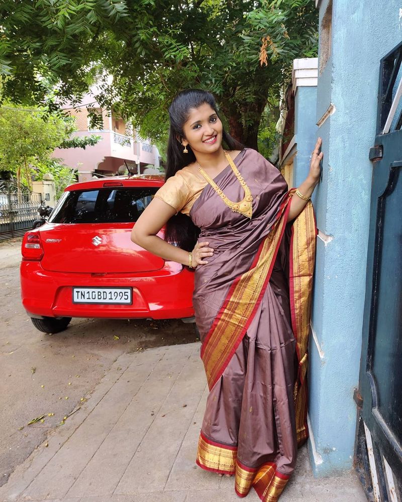 சாண்டியின் மனைவி வீட்டில் வெளியே நின்று போஸ் கொடுக்கும் புகைப்படம் 