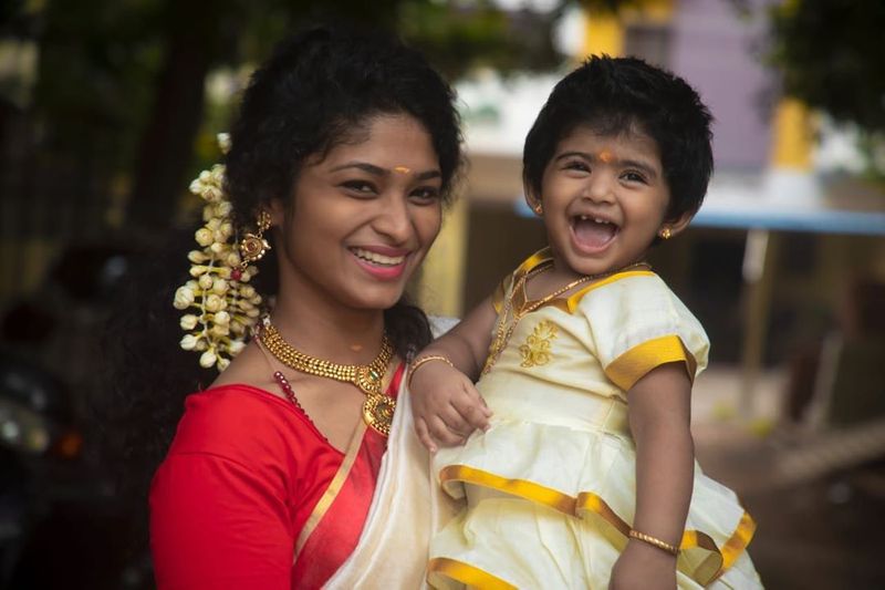 சாண்டி மனைவியின் சகோதரி கையில் சாண்டி குழந்தை 