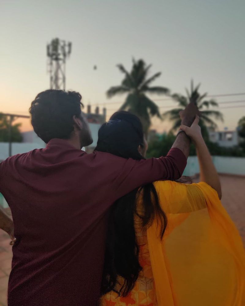 மொட்டை மாடியில் வானத்தை பார்த்து கதை சொல்லும் சாண்டி 