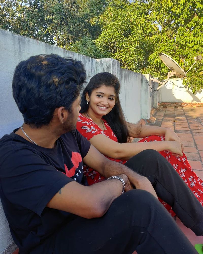 மாடியில் கதை கதையா பேசும் சாண்டி மற்றும் டோரதி 