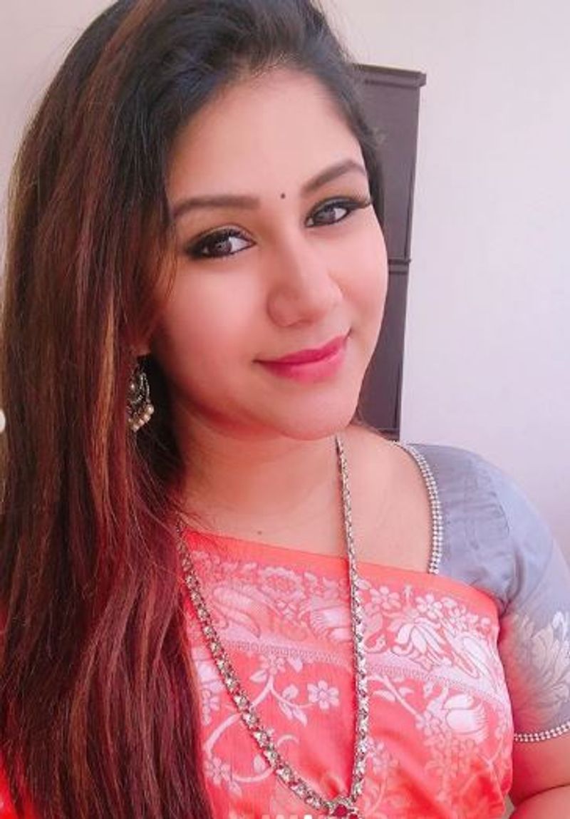 சிவப்பு சேலையில் சொக்க வைக்கும் ஆல்யா 