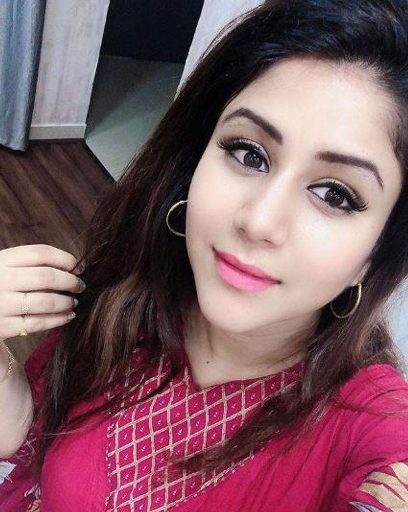 மேக்அப் போட்ட பேரழகி 