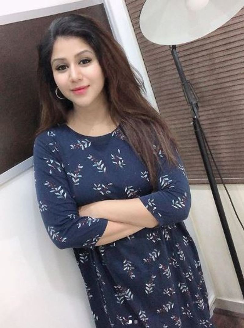 கை கட்டி கெத்தா ஒரு போஸ் 
