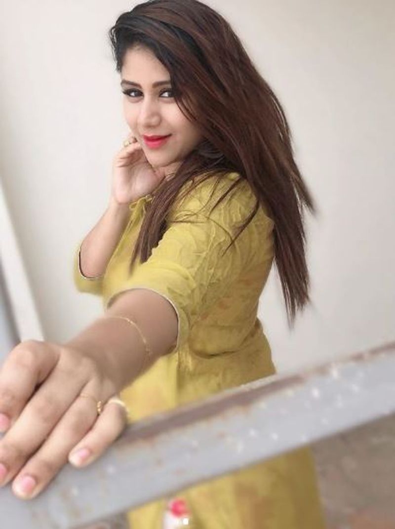 கண்ணால் மயக்கும் ஆல்யா 