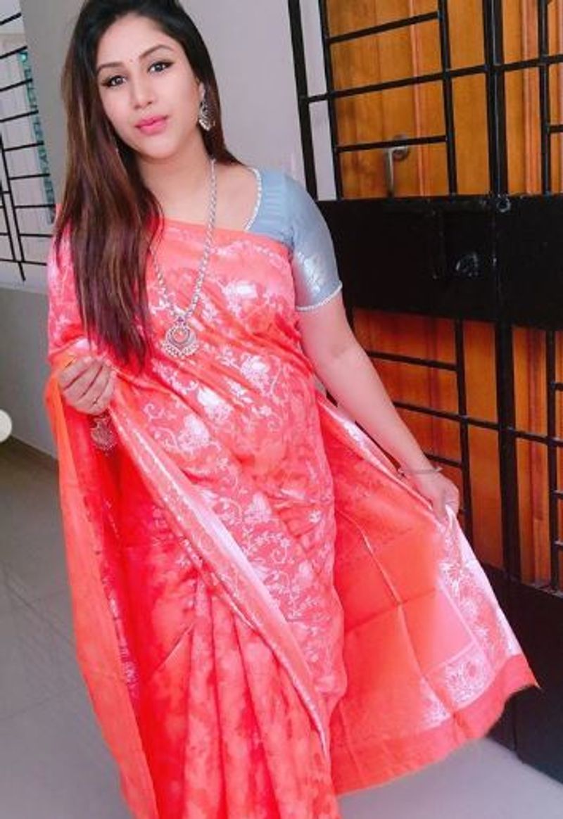 உங்கள் கலருக்கு எடுப்பா இருக்கு சிவப்பு சேலை 