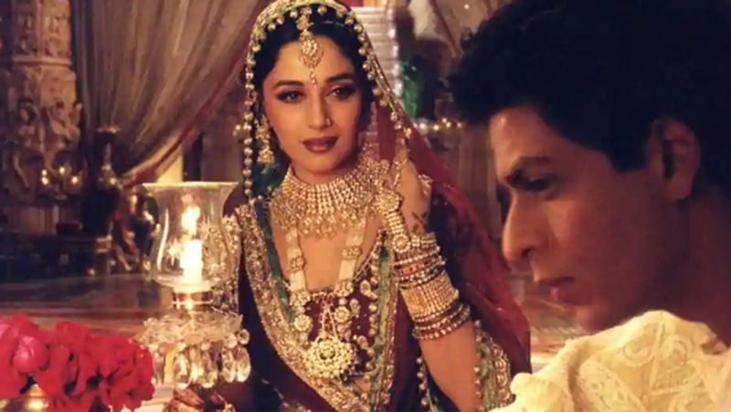 <p>দেবদাসের সেটে যখন ইস গান সকলের মন ছুঁয়েছিল, রোম্যান্সের ঝড় তুলেছিল, তখনই শাহরুখের ভয় ছিল তুঙ্গে। </p>
