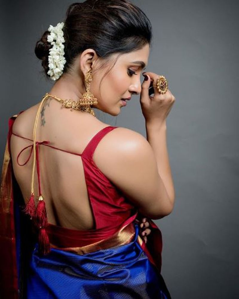 பின்னழகில் வேற லெவல் 