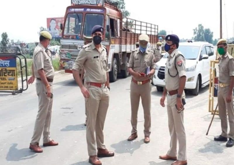 ये निकला नतीजा
यूपी पुलिस वाहन चेकिंग का अधिकार छीनने का दावा गलत है। पूर्व डीजीपी ओपी सिंह ने ये निर्देश जरूर दिया था कि कागज चेकिंग के लिए गाड़ी न रोकी जाए, बल्कि पुलिस केवल डीएल की जांच करे। यूपी डीजीपी पीआरओ के मुताबिक, सीएम योगी आदित्यनाथ ने ऐसा कोई आदेश नहीं दिया है।
