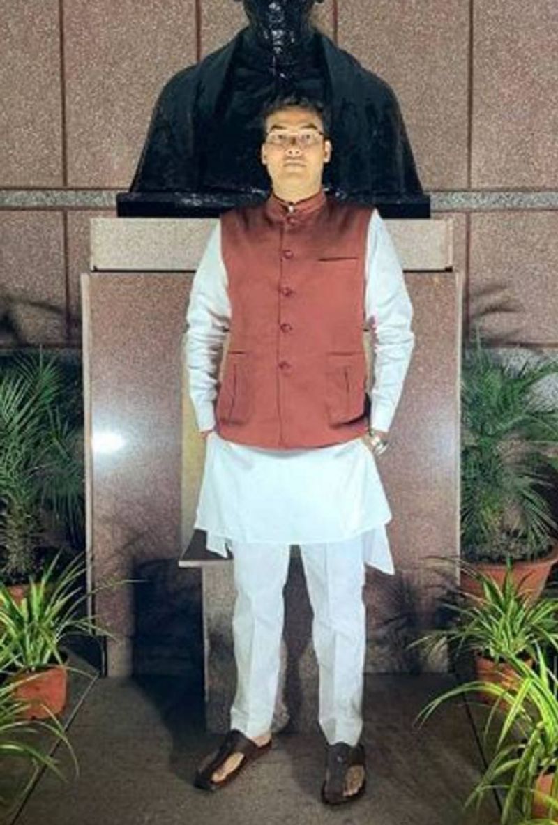 दूसरे प्रयास में पायी सफलता –
लक्ष्य ने दूसरी कोशिश में UPSC को पार करने का टारगेट रखा। इसका फल भी उन्हें जल्दी ही मिल गया जब दूसरे प्रयास में साल 2018 में लक्ष्य ने 38वीं रैंक के साथ परीक्षा पास कर ली। पूरे खानदार में अफसर बनने वाले वो अकेले लड़के थे। किसी को यकीन नहीं था एआईईईई, JEE में फेल होने वाले लक्ष्य अब IAS अफसर बन गए हैं। बहरहाल मोहल्ले में उनका धूमधाम से स्वागत हुआ। 