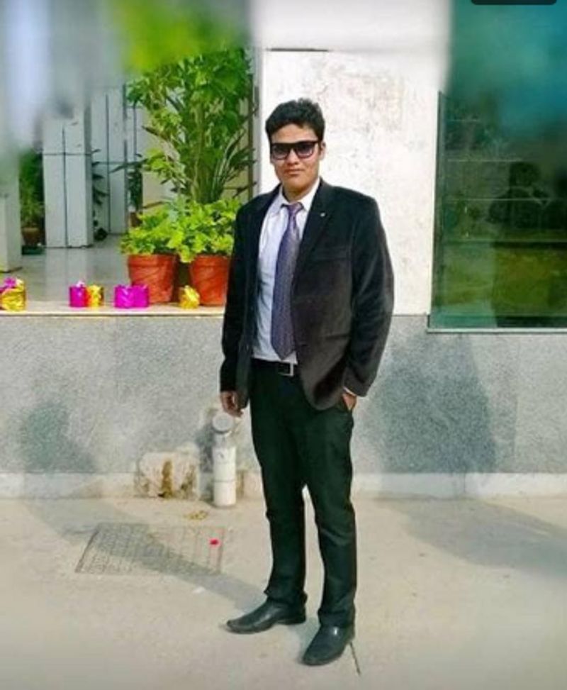 UPSC करने पहुंच गए दिल्ली
इस प्रकार लक्ष्य ने इसी ब्रांच से ग्रेजुएशन किया। हालांकि बीई करने के बाद उन्होंने अपने पिता से कहा कि वे सिविल सर्विस देना चाहते हैं। उनके घर में सबको लगा कि चयन तो होना नहीं है पर प्रयास करने में क्या जाता है। इस प्रकार लक्ष्य गाजियाबाद से दिल्ली आ गए कोचिंग करने। फिर लक्ष्य ने पढ़ाई को काफी सीरियसली लिया और जुट गए प्रतियोगी परीक्षाओं के लिए। कोचिंग और रूम लेकर रहने के अपने एक्सपीरियंस को लक्ष्य बहुत ही खराब मानते हैं।
