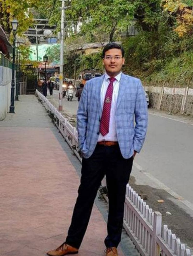लक्ष्य को मिला कोचिंग का भयानक अनुभव
वे कहते हैं दिल्ली में कोचिंग्स को इतना ज्यादा कमर्शलाइज़ कर दिया गया है कि वहां हर जगह लोग पैसा लूटने बैठे हैं। लक्ष्य ने अपना अनुभव शेयर करते हुये कहा की किसी परीक्षा में सफल होने के लिए जरूरी नहीं कि कैंडिडेट घर से दूर ही रहे। यहां तक की उनका मानना है कि घर से दूर रहने पर पढ़ाई का ज्यादा नुकसान होता है।
बाहर आपका जितना समय खाना-पीना बनाने या अरेंज करने, कपड़े धोने, रूम की साफ-सफाई आदि में जाता है, वह सब घर में रहकर बचाया जा सकता है। बाहर एक्स्ट्रा पैसे खर्च होते हैं सो अलग। लक्ष्य ने भी सारा स्टडी मैटेरियल इकट्टा करके और परीक्षा को ठीक से समझकर अपने घर से तैयारी करने का फैसला किया।
