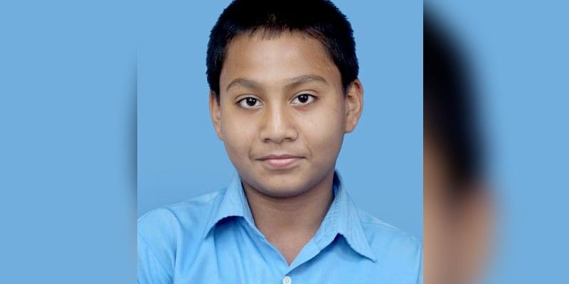 বাবা-মা থাকেন সল্টলেকে শ্যামলী আবাসনে। পুরুলিয়া রামকৃষ্ণ মিশনের হস্টেলে থেকে পড়াশোনা করত সায়ন বিশ্বাস। এবছর মাধ্যমিকে নজরকাড়া ফল করেছে মেধাবী পড়ুয়াটি। ৬৮৩ নম্বর পেয়ে রাজ্যের মধ্যে দশম হয়েছেসায়ন।