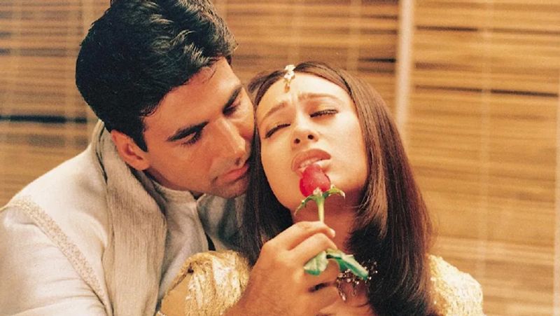 know why karisma kapoor hate akshay kumar but still the bollywood actor helped actress when she is in trouble KPJ