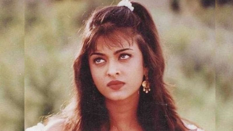 Shivani said in the interview, “I was a science student of Jai Hind College in Mumbai for a year, Aishwarya had joined later before that she was studying at KC College. KC College was very close to my college. My college boys were so attracted to Aishwarya’s beauty that they used to stand on the gate of the college to a get a glimpse of her.”