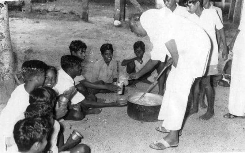 காமராசரால் பள்ளிப்படிப்பைத் தொடரமுடியாத நிலை ஏற்பட்டதும் காமராசர் தன் மாமாவின் துணிக்கடையில் வேலையில் செய்தார். அங்கிருக்கும்போது பெ. வரதராசுலு நாயுடு போன்ற தேசத் தலைவர்களின் பேச்சுக்களில் கவரப்பட்டு அரசியலிலும் சுதந்திரப் போராட்டங்களிலும் ஆர்வம் காட்டினார். தன்னுடைய 16ஆம் வயதில் காங்கிரசின் உறுப்பினராக காமராசர்.