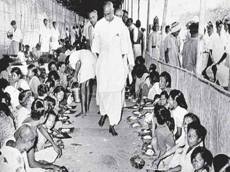 காமராசர், சிறந்த பேச்சாளரும் நாடாளுமன்றவாதியும் ஆன சத்தியமூர்த்தியைத் தன் அரசியல் குருவாக ஏற்றுக் கொண்டிருந்தார். 1936-ல் சத்தியமூர்த்தி பிரதேச காங்கிரசின் தலைவரானபோது காமராசரைச் செயலாளராக ஆக்கினார். இருவரின் முயற்சியில் காங்கிரசு கட்சி நல்ல வளர்ச்சி கண்டு தேர்தல்களில் பெருவெற்றி பெற்றது. இந்தியா சுதந்திரம் அடைந்த செய்தி கேட்டுக் காமராசர் முதலில் சத்தியமூர்த்தியின் வீட்டுக்குச் சென்று அங்குதான் தேசியக் கொடியை ஏற்றினார்.