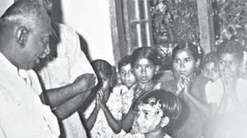 காமராஜரின் ஆட்சிக் காலத்தில் தமிழகத்தில் பள்ளிகளின் எண்ணிக்கை 27,000 ஆனது. 1920 இல் நீதிக்கட்சி அரசு ஆதரவுடன் சென்னை மாநகராட்சியில் மதிய உணவுத் திட்டம் கொண்டுவரப்பட்டது. முதலில் ஆயிரம் விளக்குப் பகுதியில் இருந்த ஒரு மாநகராட்சிப் பள்ளியில் காலை உணவுத் திட்டமாக அறிமுகப்படுத்தப்பட்டது. பின் மேலும் நான்கு பள்ளிகளுக்கு விரிவுபடுத்தப்பட்டது. இத்திட்டமே 1960 களில் காமராசரால் அறிமுகப்படுத்தப்பட்டு எம். ஜி. ராமச்சந்திரனால் 1980 களில் விரிவுபடுத்தப்பட்ட சத்துணவுத் திட்டத்தின் முன்னோடியாகும். 