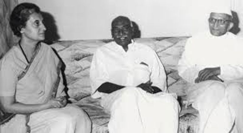 மூன்று முறை (1954–57, 1957–62, 1962–63) முதலமைச்சராகத் தேர்ந்தெடுக்கப்பட்டிருந்த காமராசர், பதவியைவிடத் தேசப்பணியும் கட்சிப்பணியுமே முக்கியம் என்பதை மக்களுக்கும் குறிப்பாகக் கட்சித் தொண்டர்களுக்கும் காட்ட விரும்பிக் கொண்டு வந்த திட்டம் தான் K-PLAN எனப்படும் காமராசர் திட்டம் ஆகும். அதன்படி கட்சியின் மூத்த தலைவர்கள் பதவிகளை இளையவர்களிடம் ஒப்படைத்து விட்டுக் கட்சிப்பணியாற்றச் செல்ல வேண்டும் என்று இவர் நேருவிடம் சொன்னதை அப்படியே ஏற்றுக் கொண்டார் நேரு. 