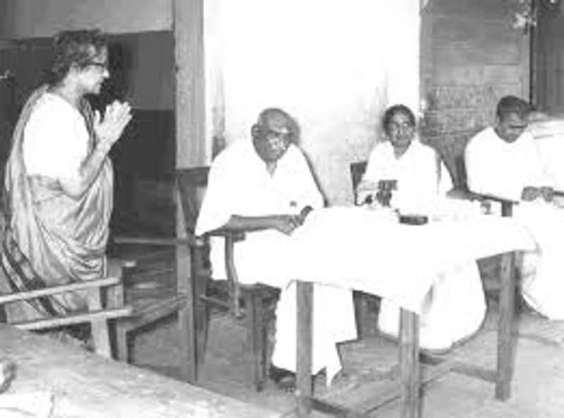 அகில இந்திய அளவில் காமராசரின் செல்வாக்கு கட்சியினரின் மரியாதைக்குரியதாக இருந்தது. அதனாலேயே 1964 இல் சவகர்லால் நேரு இறந்தவுடன் இந்தியாவின் தலைமை அமைச்சராக லால் பகதூர் சாசுதிரியை முன்மொழிந்து காமராசர் சொன்ன கருத்தினை அனைவரும் ஏற்றனர். 1966-ல் லால் பகதூர் சாசுதிரியின் திடீர் மரணத்தின்போது ஏற்பட்ட அசாதாரண அரசியல் சூழ்நிலையின்போது இந்திரா காந்தியை தலைமை அமைச்சராக வரச் செய்ததில் காமராசருக்குக் கணிசமான பங்கு இருந்தது.
