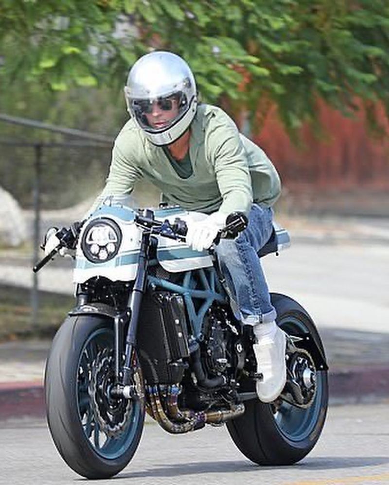 Famous Actor Brad Pitt run faster form EX wife angelina jolie house photos Going Viral