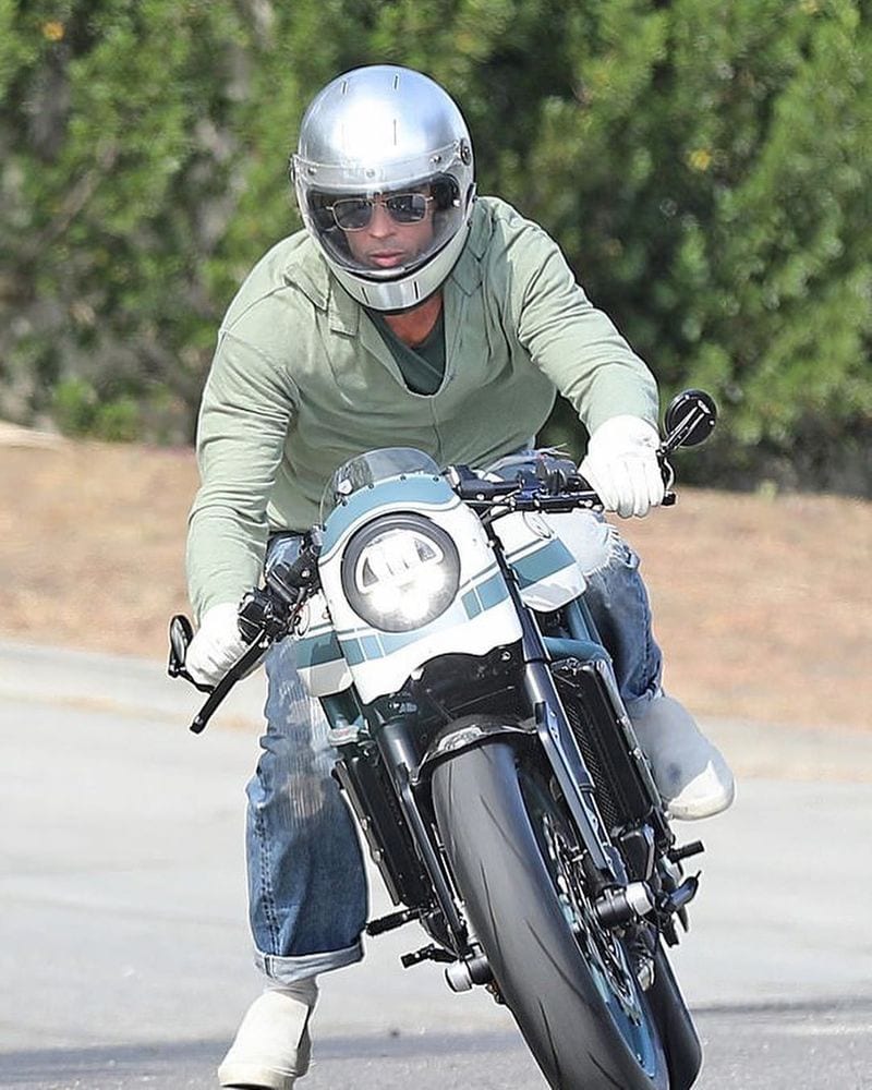 Famous Actor Brad Pitt run faster form EX wife angelina jolie house photos Going Viral