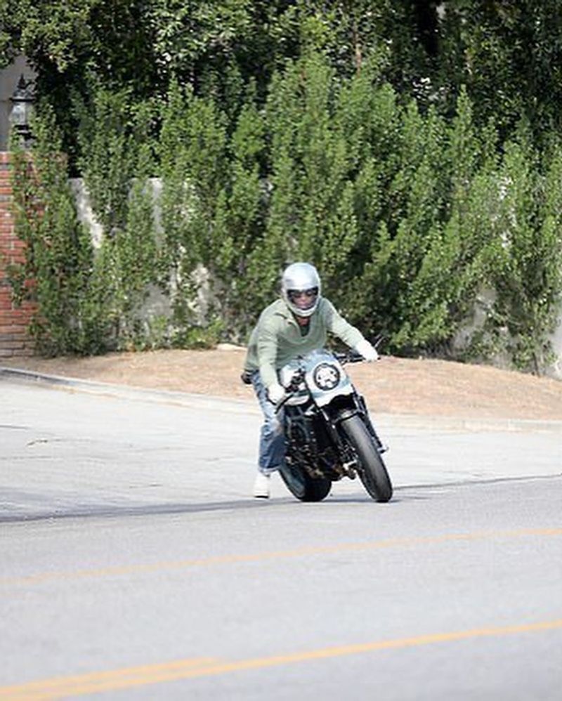 Famous Actor Brad Pitt run faster form EX wife angelina jolie house photos Going Viral