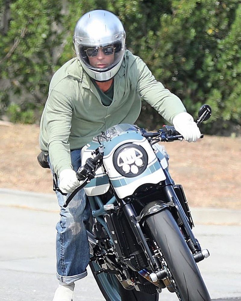 Famous Actor Brad Pitt run faster form EX wife angelina jolie house photos Going Viral