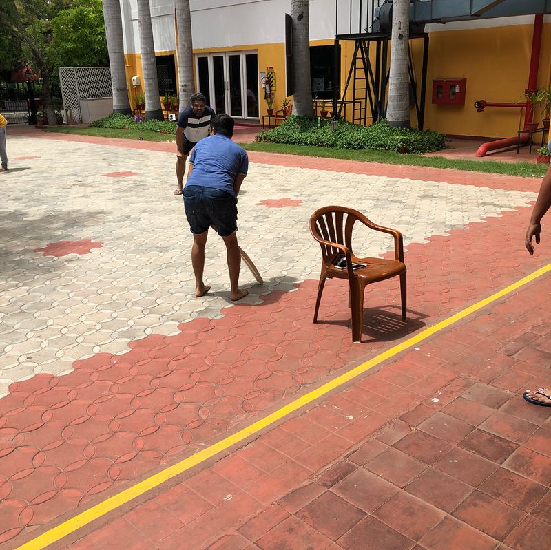 குழந்தை போல் விளையாடும் பாலாஜி மற்றும் நண்பர்கள் 