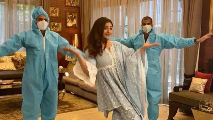 bollywood actress raveena tandon shoots after four month for sanitizer brand advertisement at home photos goes viral KPJ bollywood actress raveena tandon shoots after four month for sanitizer brand advertisement at home photos goes viral KPJ