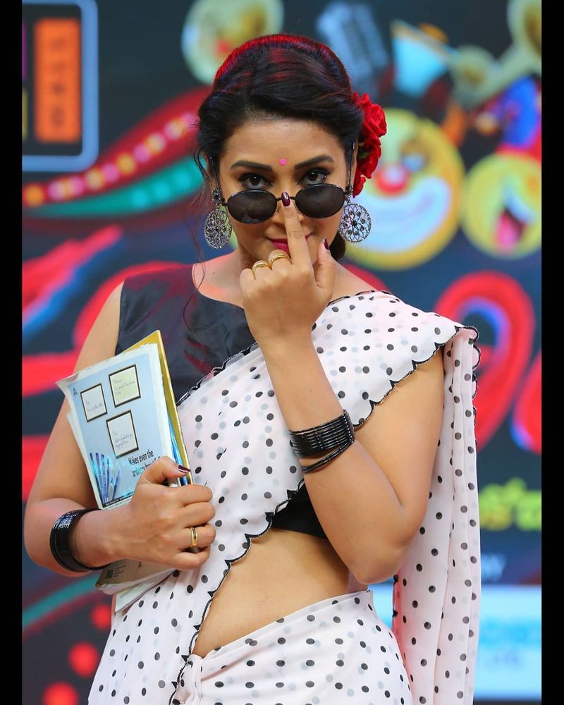 அழகிய டீச்சர் போல் போஸ் கொடுக்கும் பானுஸ்ரீ 