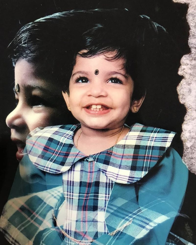குழந்தையாய் இருக்கும் அபர்ணா 