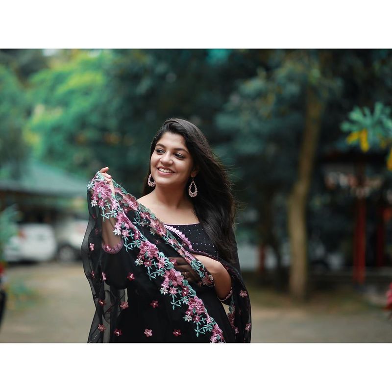 எவ்ளோ அழகா இருக்கும் அபர்ணா 