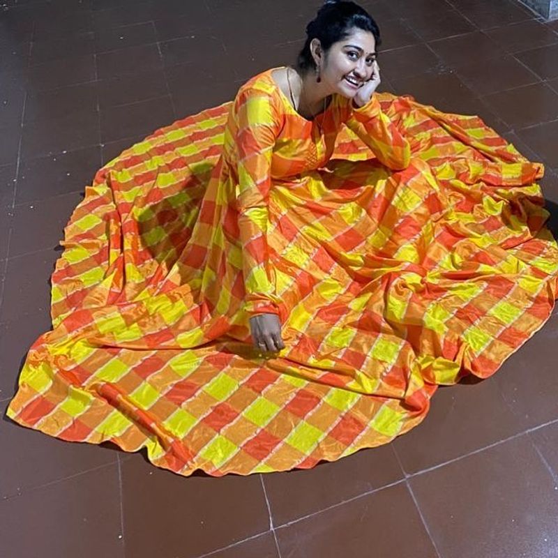 குழந்தை போல் அமர்ந்து போஸ் கொடுக்கும் நீலிமாராணி 