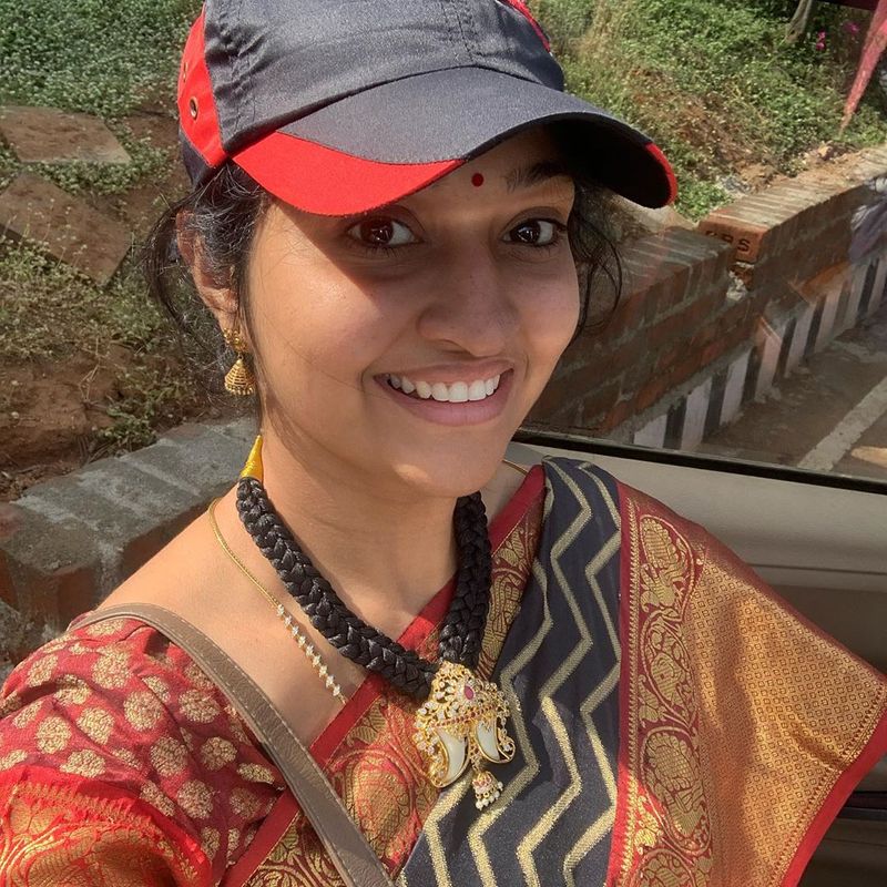 கேப் போட்டு செலஃயி போஸ் கொடுக்கும் நீல 