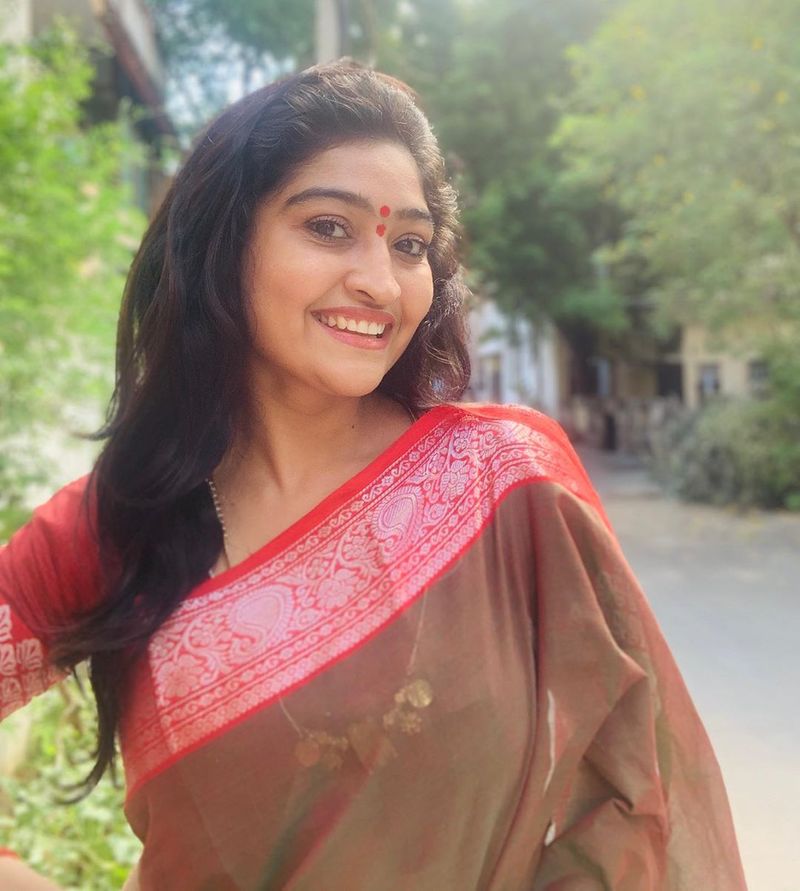 லாக் டவுனில் வெளிய நின்று போஸ் கோப்துக்கும் நீல 