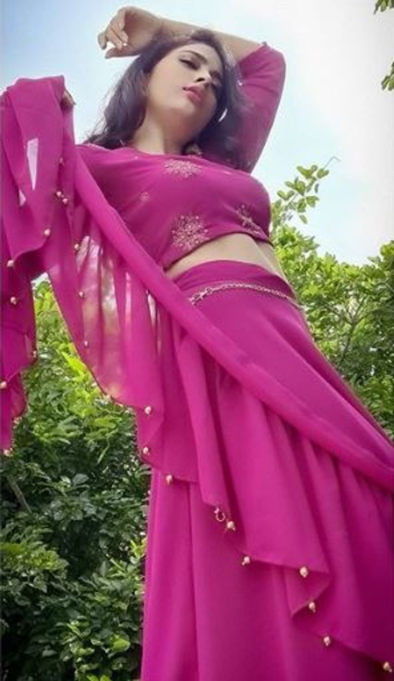 மெல்லிய இடையை மிளிர கட்டும் பிரகதி 