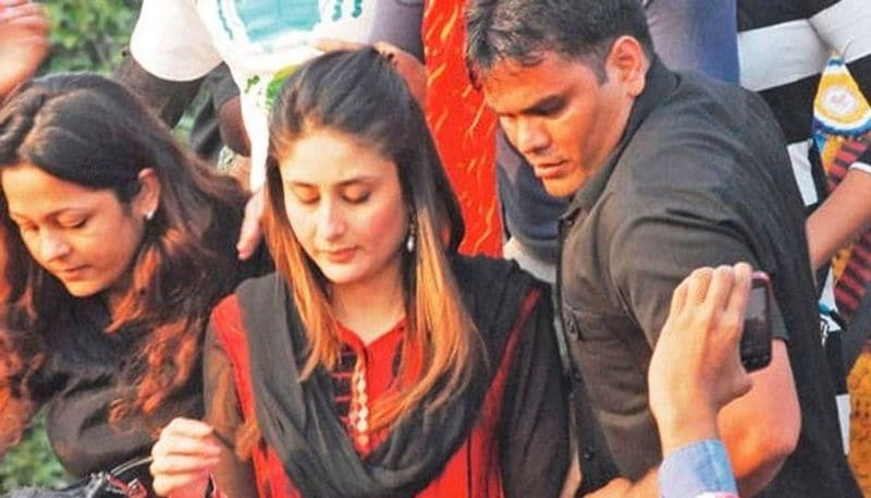 করিনা কাপুরঃ বজরঙ্গী ভাইজান ছবির এক অনুষ্ঠানে করিনার সঙ্গে ঘটেছিল বিপজ্জনক ঘটনা। তাঁর ভক্তের সংখ্যা নেহাতই কম নয়। তাঁকে এক ঝলক দেখার জন্য মানুষজন এমন ঠেলাঠেলি শুরু করেছিল যে তাঁকে প্রায় একাধিক দেহরক্ষীর সাহায্যে নিজের গাড়ি অবধি যেতে হয়। 