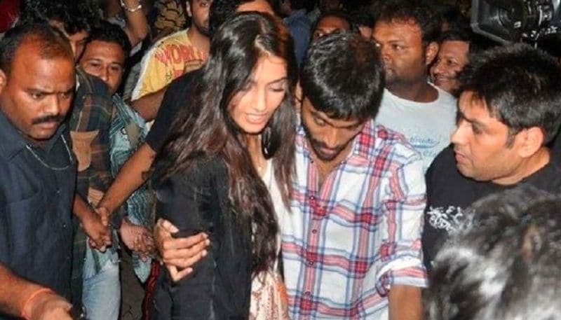 সোনম কাপুরঃ রাঞ্ঝনা ছবির প্রচারে ভক্তরা সোনমের কাছে আসার চেষ্টা করে সোনমের। সহ অভিনেতা ধনূষ তাঁর সঙ্গে থাকায় কোনওক্রমে বেঁচে গিয়েছিলেন সোনম। দেহরক্ষীদের সংখ্যার তুলনায় ভক্তদের সংখ্যা বেড়ে যেতেই এমন বিপদের মুখে পড়তে হয়েছিল সোনমকে। 