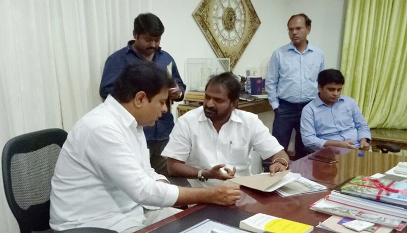 మహబూబ్ నగర్: పేదలకు అన్యాయం చేస్తే సహించేది లేదని... వారు ఎవరైనా, ఏ రాజకీయ పార్టీ వారైనా వదిలేది లేదని రాష్ట్ర ఎక్సైజ్, క్రీడలు, సాంస్కృతిక, పర్యాటక శాఖ మంత్రి వి. శ్రీనివాస్ గౌడ్ హెచ్చరించారు. ఈ నెల 13 న రాష్ట్ర మున్సిపల్, ఐటీ శాఖ మంత్రి కె. తారకరామారావు మహబూబ్ నగర్ జిల్లా సందర్శనలో భాగంగా వీరన్నపేటలో డబుల్ బెడ్ రూమ్ ఇండ్లను ప్రారంభించి తిరిగి వెళుతున్న సందర్భంలో అదే ప్రాంతానికి చెందిన గంటేల వెంకటేష్ కుటుంబం భూమి సమస్య విషయమై మంత్రి కాన్వాయ్ కు అడ్డు పడిన విషయం తెలిసిందే.
