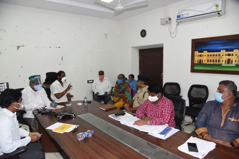 వెంకటేష్ కుటుంబానికి భూమి అమ్మిన వ్యక్తి అదే భూమిని మరొకరికి కూడా అమ్మాడని...ఈ విషయం పై చీటింగ్ కేసు నమోదు చేయాలని మంత్రి స్వయంగా డీఎస్పీ శ్రీధర్ ని పిలిపించి చెప్పారు. అంతేకాక బాధిత కుటుంబానికి న్యాయంగా రావాల్సిన భూమిని 100% వారికి ఇస్తామని తెలియజేశారు. బాధిత కుటుంబానికి రక్షణగా ఉంటామని... వారు ఎలాంటి భయాందోళనలు గురికావద్దని ఈ సందర్భంగా మంత్రి వెల్లడించారు. 