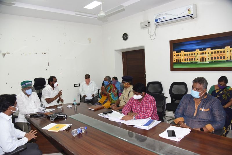 తాను మంత్రిగా ఉన్నప్పు టికీ పేద ప్రజల సంక్షేమం తప్ప మరొకటి లేదని... ఎవరైనా పేద వారి పై దౌర్జన్యం చేస్తే కటకటాల పాలు చేస్తామని ఆయన హెచ్చరించారు. పేదలను మోసం చేసిన, దౌర్జన్యం చేసిన సహించమని ఆయన పునరుద్ఘాటించారు. వారి భూమిని వారికి వెంటనే ఇప్పించాలని ఈ సందర్భంగా ఆయన జిల్లా కలెక్టర్ ను ఆదేశించారు. అంతేకాక ఈ మొత్తం వ్యవహారంపై విచారణ చేపట్టాలని అదనపు కలెక్టర్ సీతారామ రావును ఇదివరకే ఆదేశించామని మంత్రి వెల్లడించారు.
