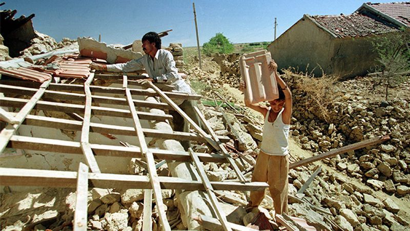 Earthquake in Gujarat and Assam, see some pictures of dangerous earthquake in Bhuj of Gujarat kpa