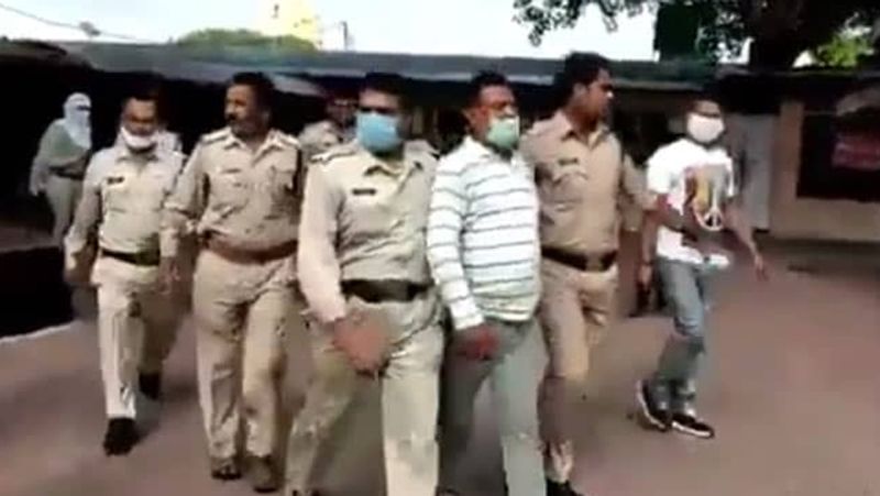 కాన్పూర్: గ్యాంగస్టర్ వికాస్ దూబేపై పోరు చేసిన రాహుల్ తివారీ చివరకు నోరు విప్పారు. వికాస్ దూబే ఈ నెల 10వ తేదీన పోలీసు ఎన్ కౌంటర్ లో మరణించిన విషయం తెలిసిందే. రాహుల్ తివారీ బుధవారంనాడు ఇంటికి తిరిగి వచ్చారు. కాన్పూర్ లోని బిక్రూ గ్రామంలో వికాస్ దూబే సృష్టించిన భయోత్పాతం గురించి మాట్లాడారు.