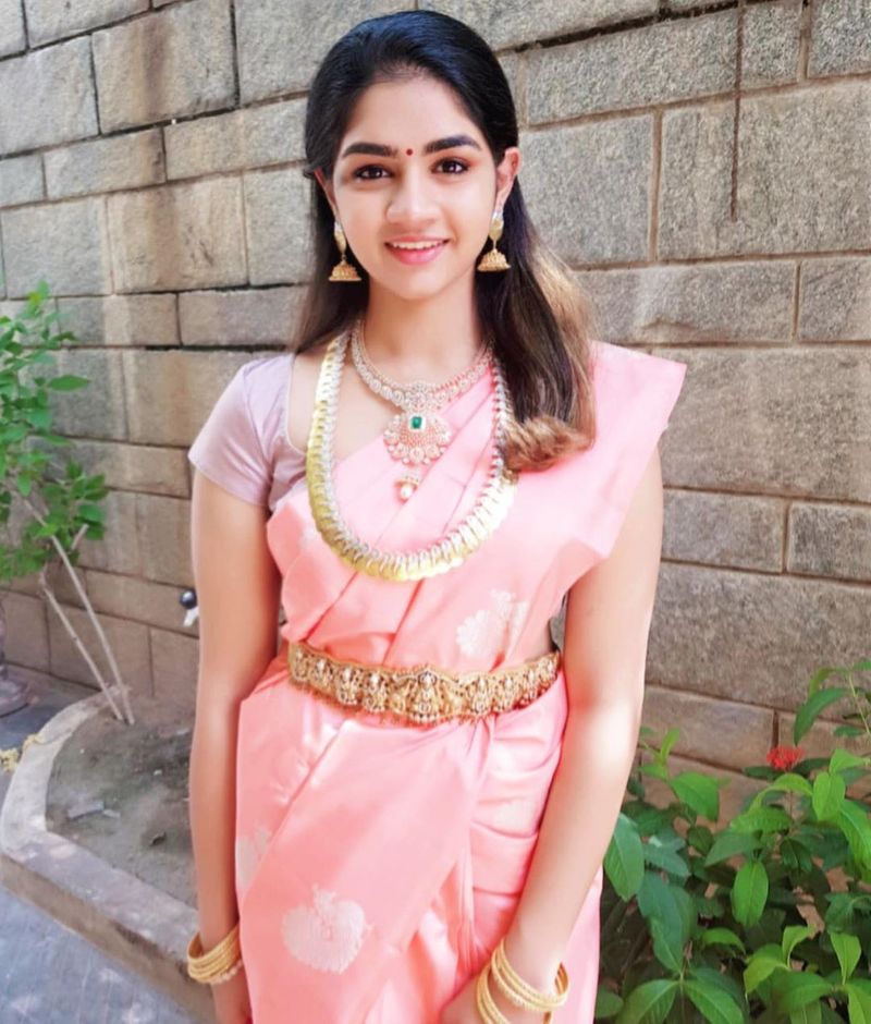 தியாவின் அழகை பார்க்கும் பலரும் கோலிவுட்டில் நடிகையாக எப்போது காலடி எடுத்துவைப்பார் என ஆவலுடன் எதிர்பார்க்கின்றனர். 